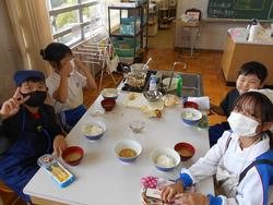 5年生家庭科の授業（調理実習）