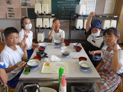 5年生家庭科の授業（調理実習）