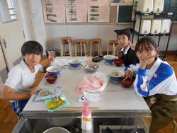 5年生家庭科の授業（調理実習）