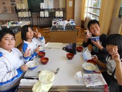 5年生家庭科の授業（調理実習）