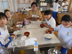 5年生家庭科の授業（調理実習）