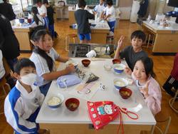 5年生家庭科の授業（調理実習）