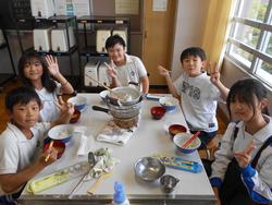 5年生家庭科の授業（調理実習）