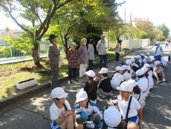 2年生老人クラブの方々と花植え
