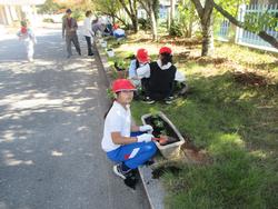 2年生老人クラブの方々と花植え