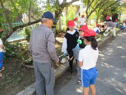 2年生老人クラブの方々と花植え