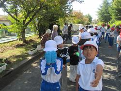 2年生老人クラブの方々と花植え