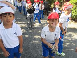 2年生老人クラブの方々と花植え