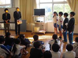 4年生共同募金手渡し