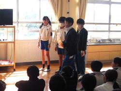 4年生共同募金手渡し