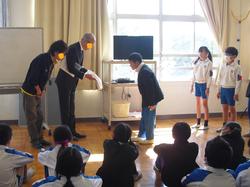 4年生共同募金手渡し