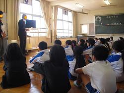 4年生共同募金手渡し