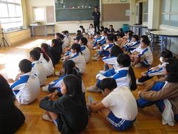 4年生共同募金手渡し