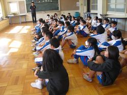 4年生共同募金手渡し