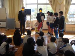 4年生共同募金手渡し