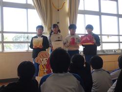 4年生共同募金手渡し