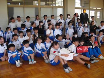 4年生共同募金手渡し