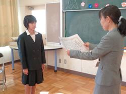 全校朝会での表彰の様子
