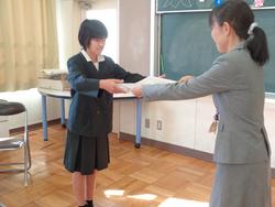 全校朝会での表彰の様子