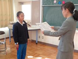 全校朝会での表彰の様子