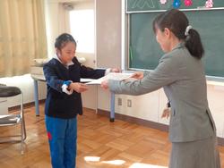 全校朝会での表彰の様子