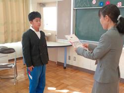 全校朝会での表彰の様子