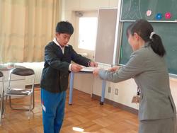 全校朝会での表彰の様子