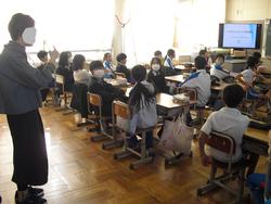 4年生手話学習の様子