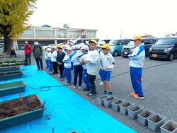 3年生花いっぱい運動の様子