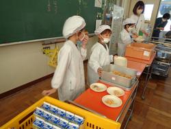 6年生と1年生の交流給食（試行）の様子