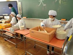 6年生と1年生の交流給食（試行）の様子