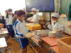 6年生と1年生の交流給食（試行）の様子