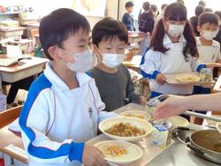 6年生と1年生の交流給食（試行）の様子