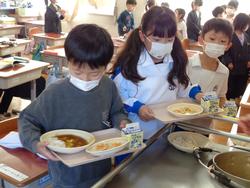 6年生と1年生の交流給食（試行）の様子