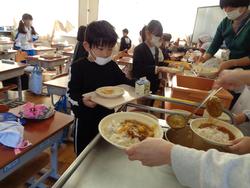 6年生と1年生の交流給食（試行）の様子