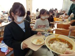 6年生と1年生の交流給食（試行）の様子