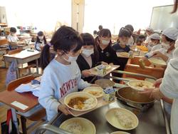 6年生と1年生の交流給食（試行）の様子