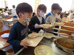 6年生と1年生の交流給食（試行）の様子