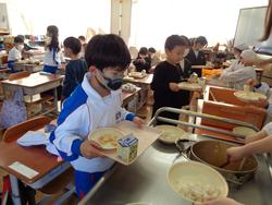 6年生と1年生の交流給食（試行）の様子
