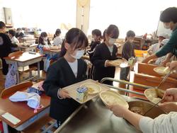 6年生と1年生の交流給食（試行）の様子