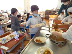 6年生と1年生の交流給食（試行）の様子