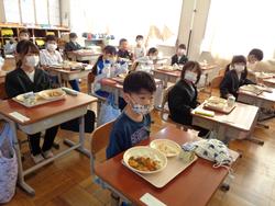 6年生と1年生の交流給食（試行）の様子