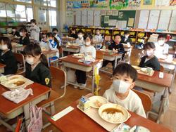 6年生と1年生の交流給食（試行）の様子