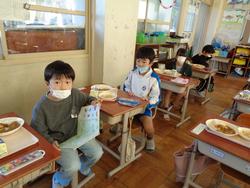 6年生と1年生の交流給食（試行）の様子