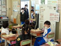 6年生と1年生の交流給食（試行）の様子