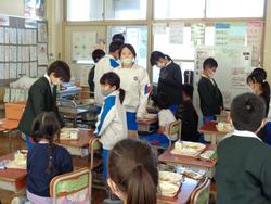 6年生と1年生の交流給食（試行）の様子