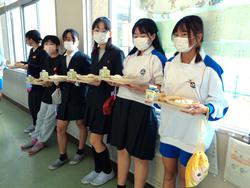 6年生と1年生の交流給食（試行）の様子