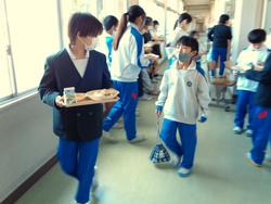 6年生と1年生の交流給食（試行）の様子