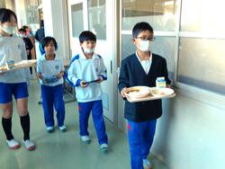 6年生と1年生の交流給食（試行）の様子