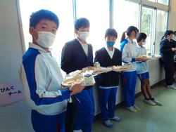 6年生と1年生の交流給食（試行）の様子